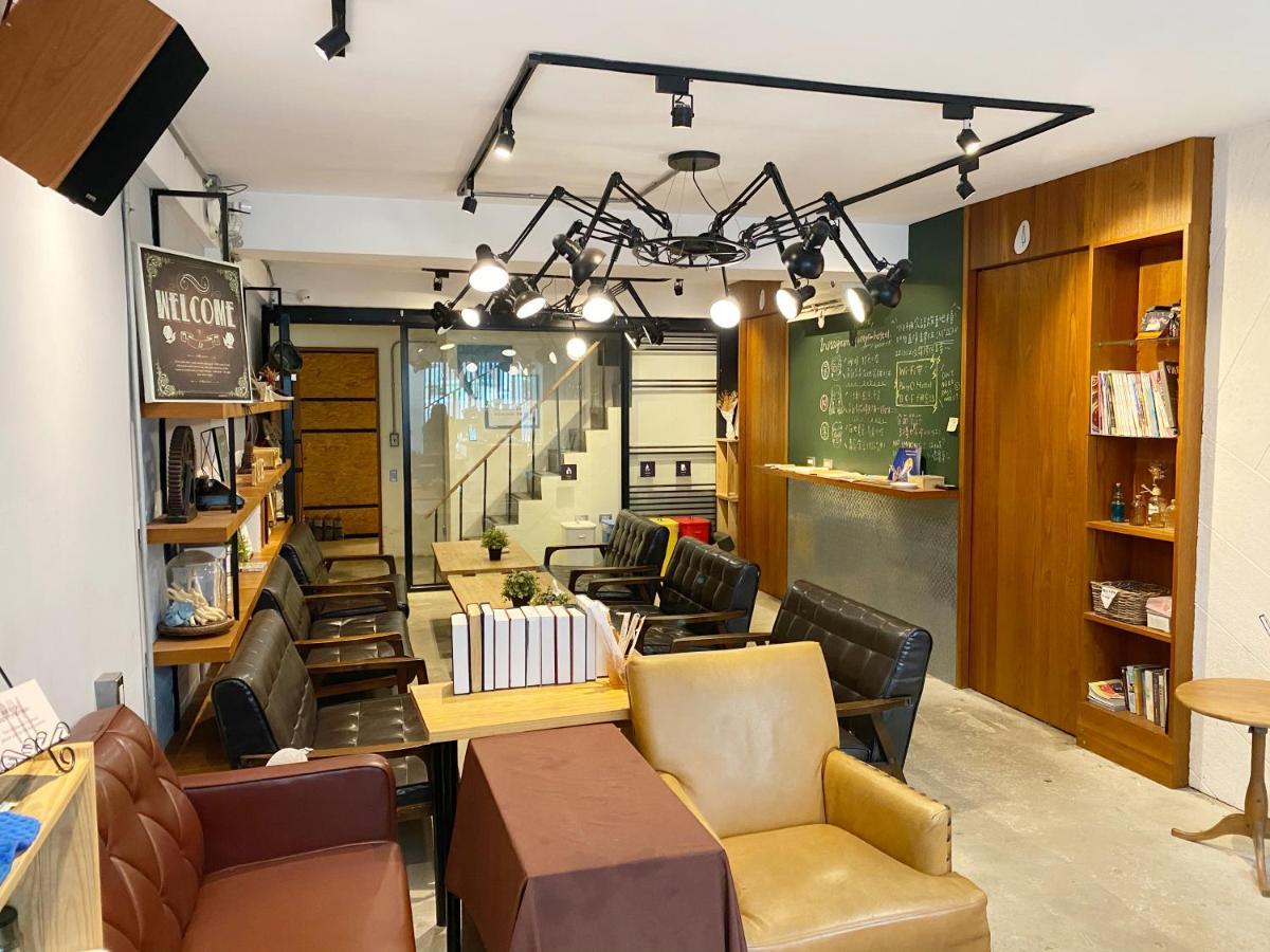 Fengjia Living Lab Hostel台中市 エクステリア 写真