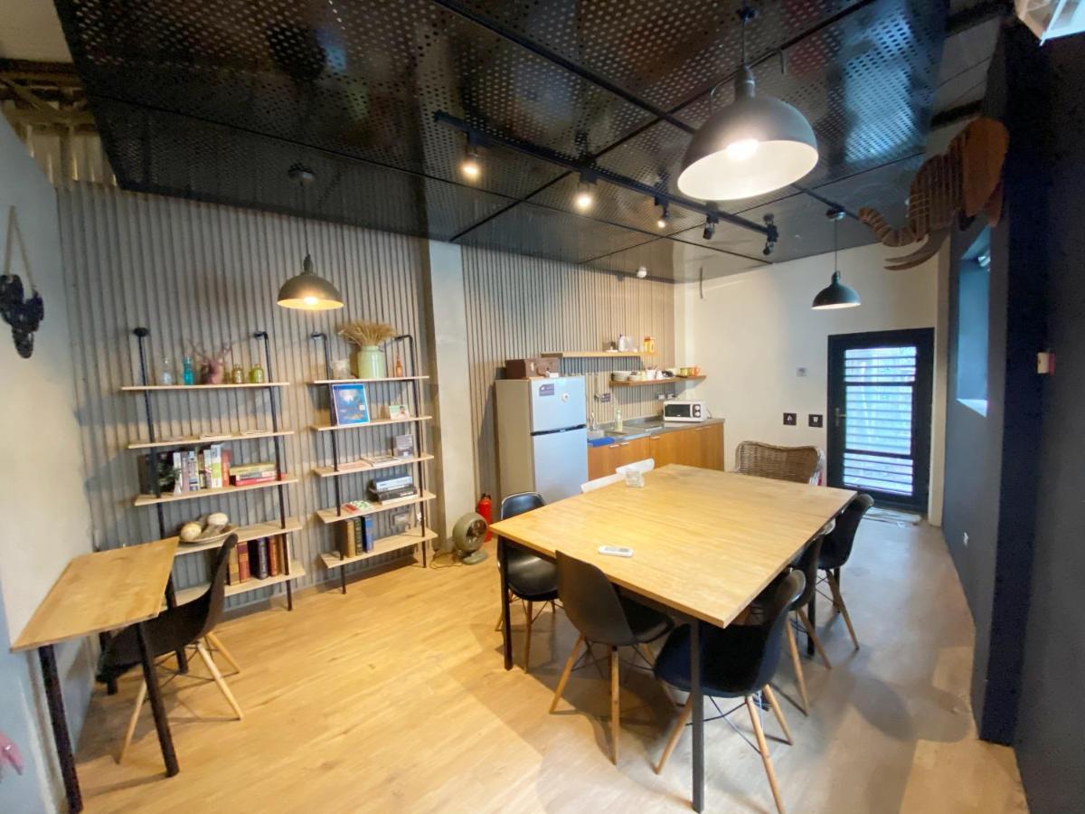 Fengjia Living Lab Hostel台中市 エクステリア 写真
